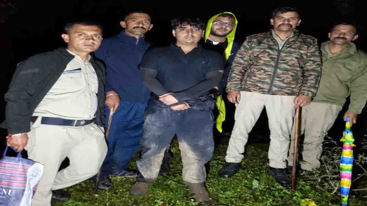 Chuddhar Yatra Rescue: चूड़धार यात्रा से लौटते वक्त जंगल में भटके चार श्रद्धालु, रातभर सर्च ऑपरेशन चलाकर पुलिस ने सुरक्षित निकाला