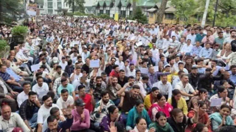 HPSEBL Employees Protest: बिजली बोर्ड के कर्मचारियों-पेंशनरों का शिमला में प्रदर्शन, ओपीएस समेत लंबित मांगें उठाईं