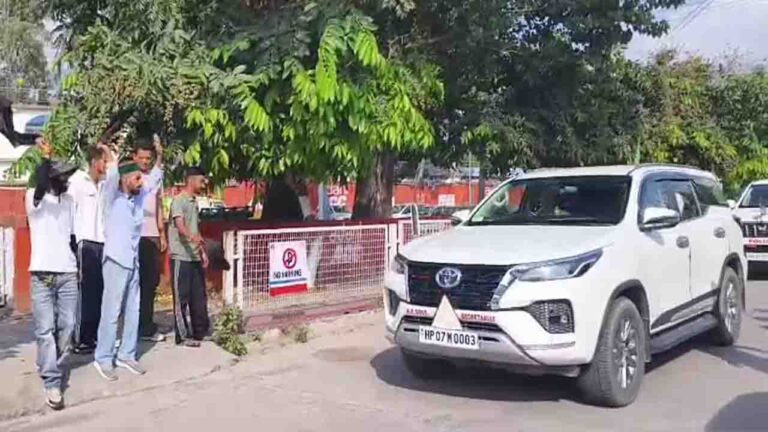 Bilaspur News: बिलासपुर में कांग्रेस कार्यकर्ताओं ने नेता प्रतिपक्ष जयराम ठाकुर को दिखाए गए काले झंडे 'मुर्दाबाद' के लगे नारे
