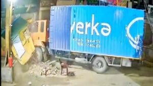 Kala Amb Barrier Accident: कालाअंब में बेकाबू कंटेनर ने बैरियर को रौंदा, कर्मचारियों की बाल-बाल बची जान