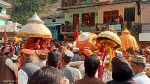 Himachal Dev Culture: वाद्ययंत्रों की गूंज से देवमय हुई तीर्थन घाटी, गुशैनी में ब्रेलंगा मेले की धूम