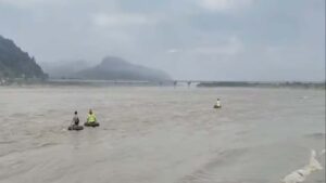 Sirmour News: पांवटा साहिब में 54 वर्षीय व्यक्ति नदी में कूदा, CCTV में घटना कैद