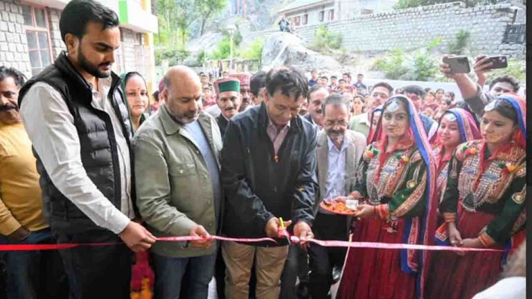Chamba News: राजस्व मंत्री ने 4.11 करोड़ से बने एकलव्य आदर्श आवासीय विद्यालय के छात्रावास भवन का किया लोकार्पण