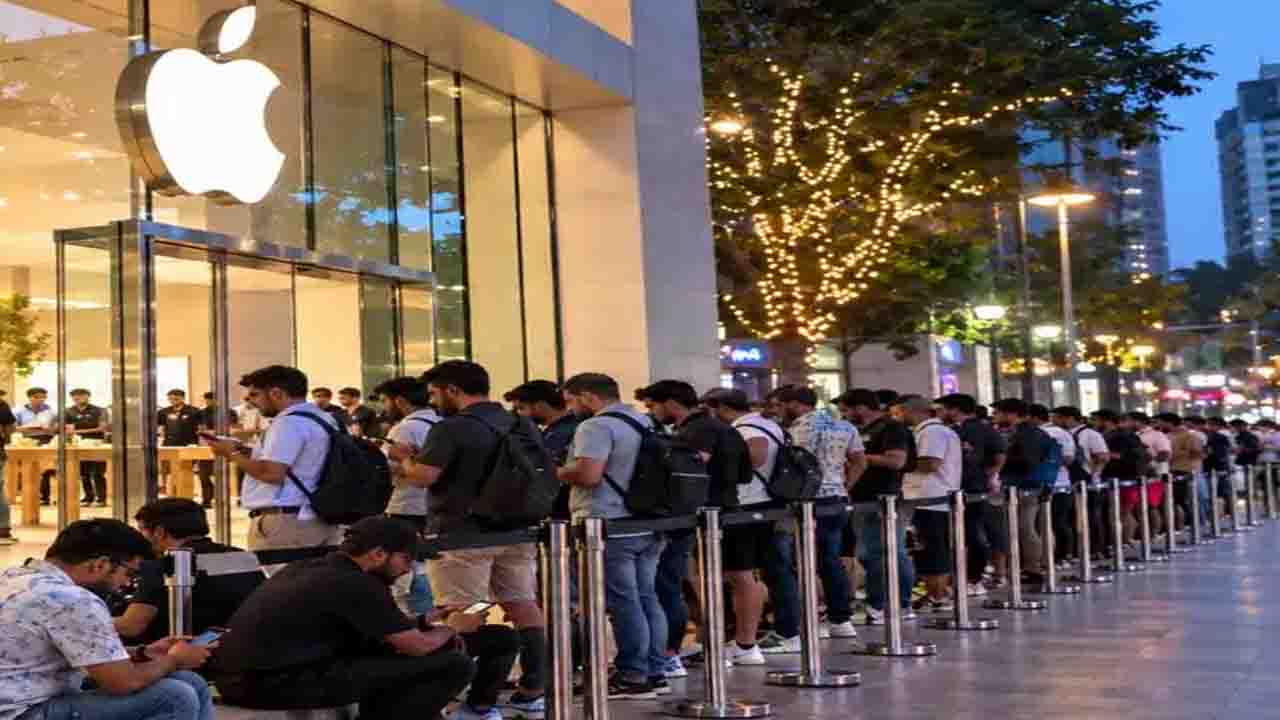 iPhone 18 Pro Sale India: भारत में iPhone 18 की आज से सेल शुरू, रात 10 बजे से लगी लाइन; जानें कहां कितना मिलेगा डिस्काउंट