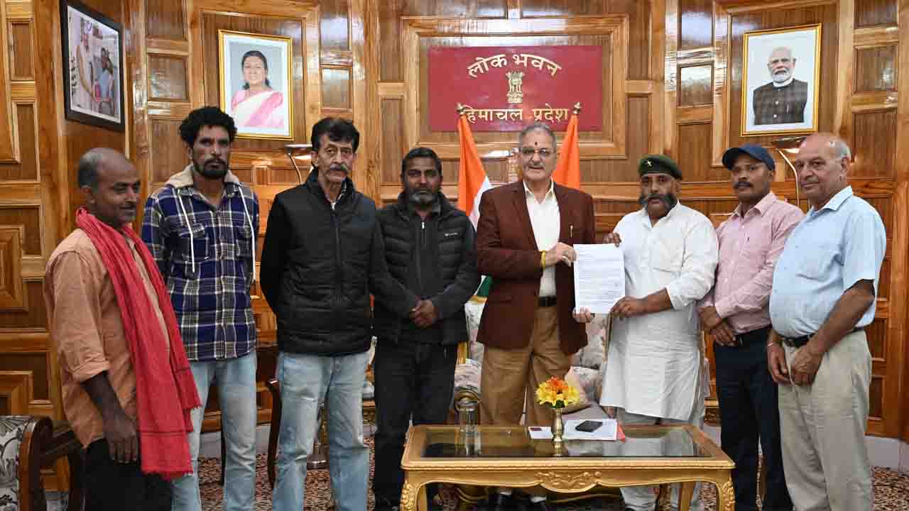 Shimla News: SC-ST परिवारों के भूमि अधिकार और शिमला में आवारा कुत्तों के मुद्दे को लेकर राज्यपाल से मिला 'गदर फ्रंट हिमाचल'