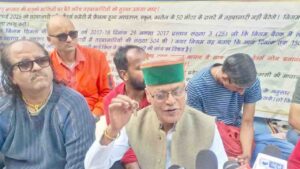 शिमला के लक्कड़ बाजार में फिर बिछी तहबाजारियों की दुकानें, व्यापारियों ने बाजार बंद कर सड़क पर जताया विरोध..!