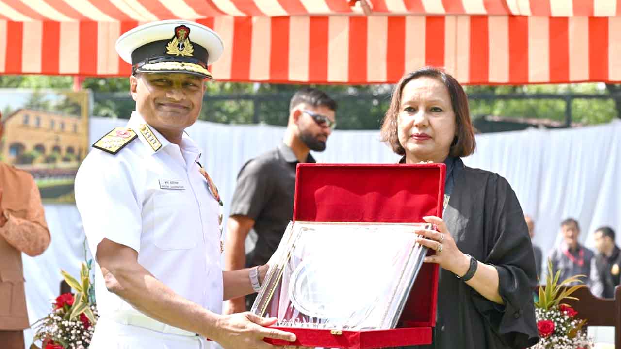 नौसेना प्रमुख एडमिरल कृष्णा स्वामीनाथन का लॉरेंस स्कूल सनावर में छात्रों से आह्वान, अनुशासित रहें और कभी हार न मानें.. 1 नौसेना प्रमुख एडमिरल कृष्णा स्वामीनाथन का लॉरेंस स्कूल सनावर में छात्रों से आह्वान, अनुशासित रहें और कभी हार न मानें..