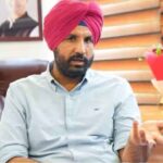 चंडीगढ़ कैशियर हत्याकांड के बाद फरार शूटर CCTV में कैद, कजहेड़ी में हुलिया बदला और वोल्वो बस से फरार... 1 Punjab Congress Clash: चुनाव से पहले पंजाब कांग्रेस में घमासान, प्रदेशाध्यक्ष राजा वडिंग के इस्तीफे से उठे सवाल, अब किसे मिलेगी कमान?