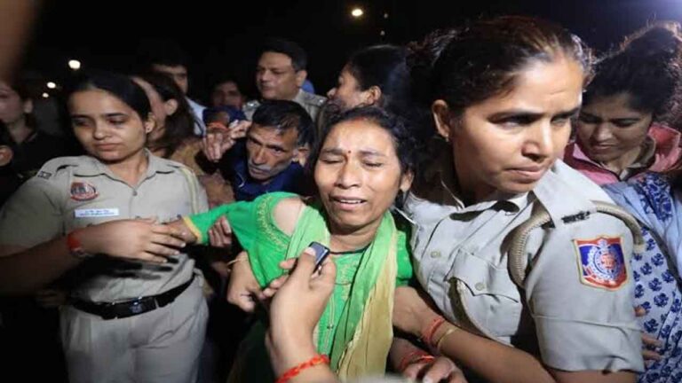 Ankita Bhandari Case: इंडिया गेट पर धरना दे रहे अंकिता भंडारी के माता-पिता को दिल्ली पुलिस ने हिरासत में लिया