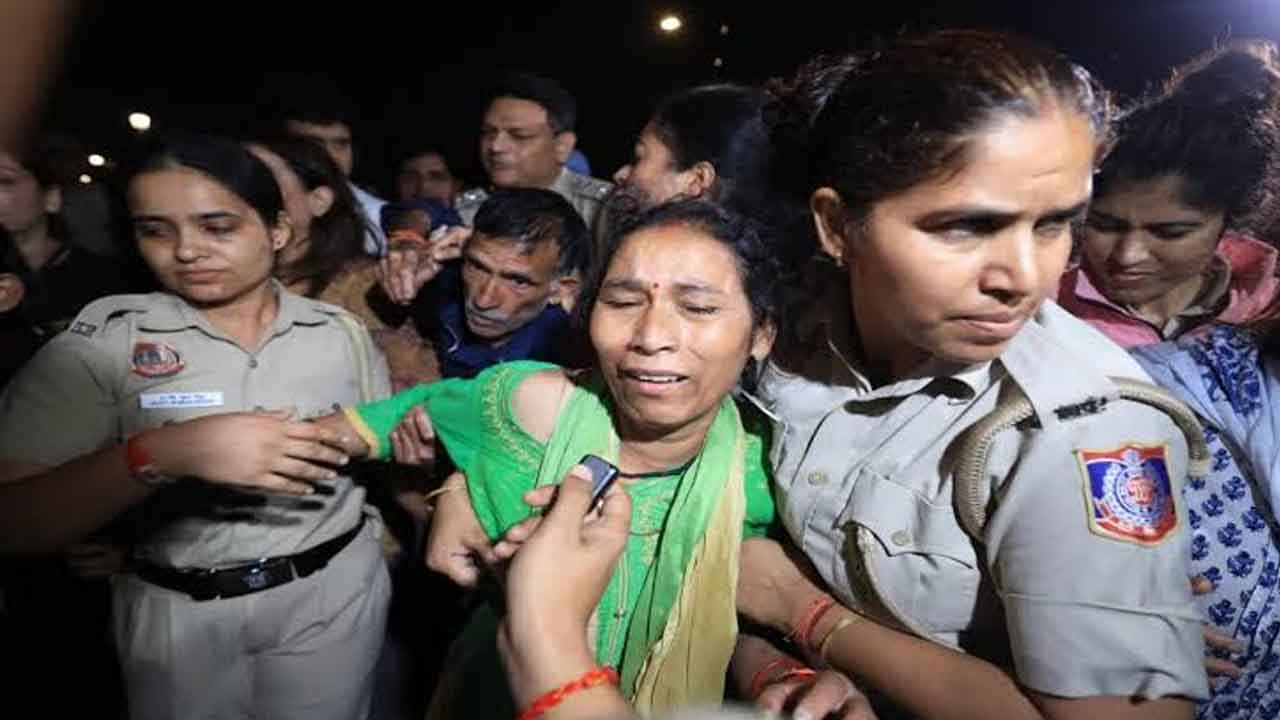 Ankita Bhandari Case: इंडिया गेट पर धरना दे रहे अंकिता भंडारी के माता-पिता को दिल्ली पुलिस ने हिरासत में लिया