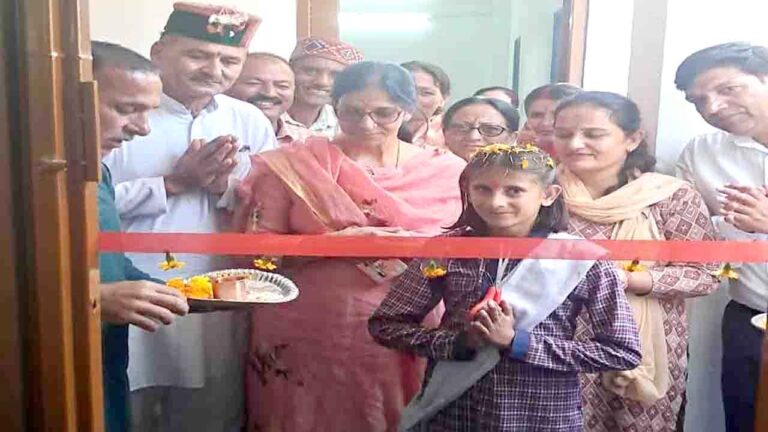 Rajgarh News: राजगढ़ में ग्रामीणों ने खुद बनावाया चार कमरों का स्कूल भवन, बच्ची से उद्घाटन करवाकर पेश की मिसाल