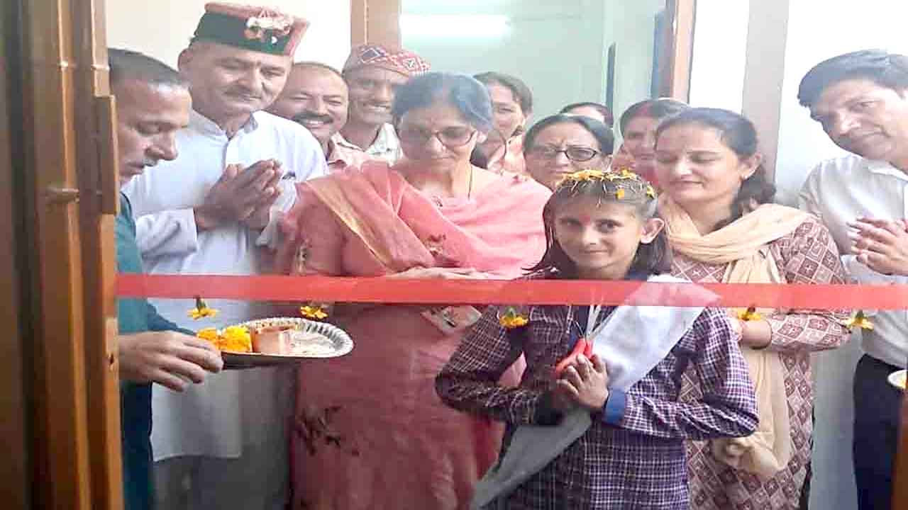 Rajgarh News: राजगढ़ में ग्रामीणों ने खुद बनावाया चार कमरों का स्कूल भवन, बच्ची से उद्घाटन करवाकर पेश की मिसाल