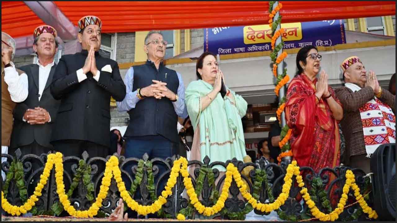 Kullu Dussehra 2026: भगवान रघुनाथ जी की भव्य रथ यात्रा से अंतरराष्ट्रीय कुल्लू दशहरा का आगाज, दिव्य स्वर लहरियों से गुंजायमान हो उठी घाटी 4 Kullu Dussehra 2026: भगवान रघुनाथ जी की भव्य रथ यात्रा से अंतरराष्ट्रीय कुल्लू दशहरा का आगाज, दिव्य स्वर लहरियों से गुंजायमान हो उठी घाटी