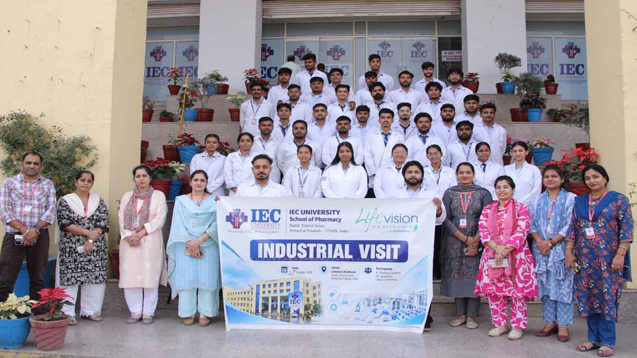 IEC University Baddi: फार्मेसी छात्रों ने जानी दवा निर्माण की बारीकियां