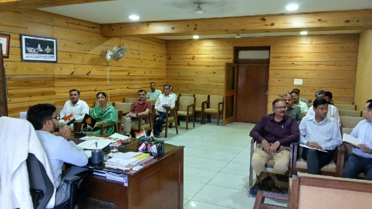 Sirmour News: राज्य स्तरीय यमुना शरद् महोत्सव-2026 की तैयारियों को लेकर एसडीएम द्विज गोयल ने की बैठक