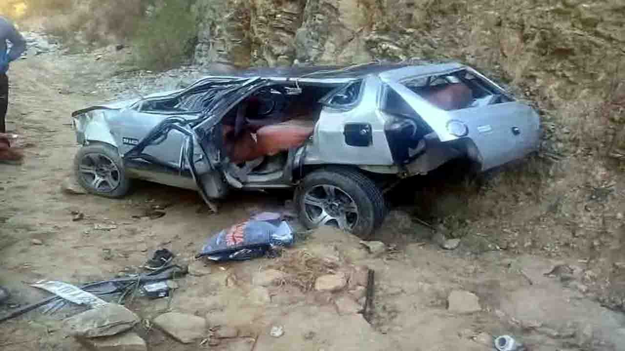 Shimla Road Accident: शिमला के दरोटी में वाहन दुर्घटनाग्रस्त, मां-बेटे समेत पांच लोगों की दर्दनाक मौत और एक घायल