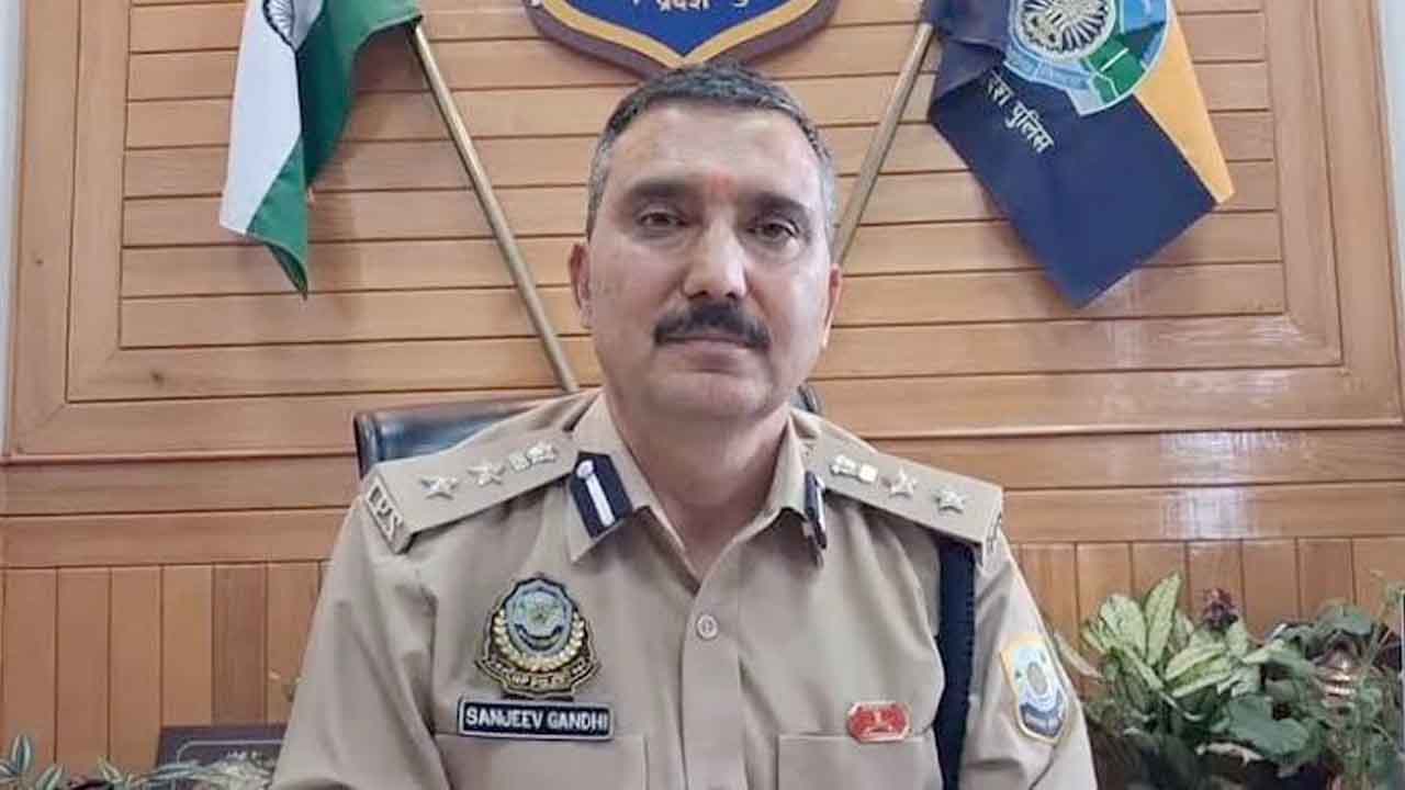 Shimla News: शिमला पुलिस के पूर्व SSP संजीव गांधी पर FIR,2.35 लाख रुपये की हेराफेरी का आरोप