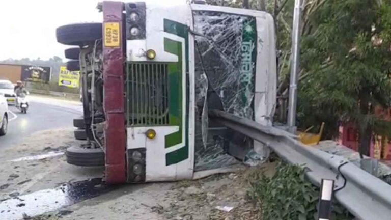 HRTC Bus Accident Kullu: मनाली-पठानकोट रूट पर पलटी HRTC बस, चालक-परिचालक समेत 6 घायल