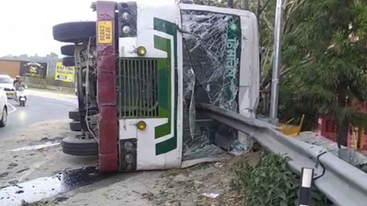 HRTC Bus Accident Kullu: मनाली-पठानकोट रूट पर पलटी HRTC बस, चालक-परिचालक समेत 6 घायल