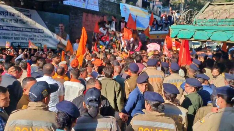 UGC Act Shimla Protest: शिमला में UGC एक्ट के विरोध में प्रदर्शनकारियों ने तोड़ा सचिवालय का गेट, पुलिस से झड़प और लाठीचार्ज, मंत्री अनिरुद्ध का आंदोलन को खुला समर्थन