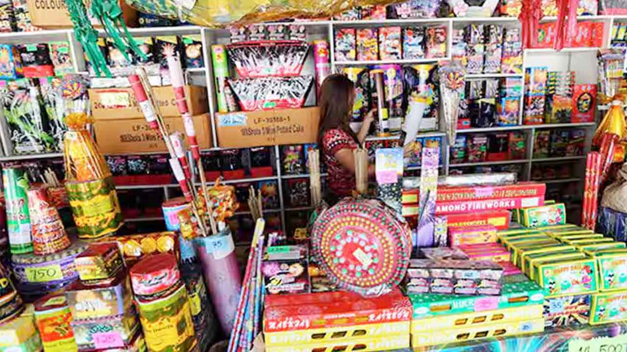 Diwali Crackers Price Hike: दिवाली से पहले पटाखों की कीमतों में 30 से 50% तक की भारी बढ़ोतरी का अनुमान, जानिए क्या हैं मुख्य वजहें