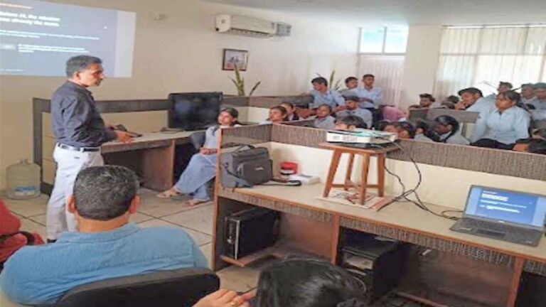 IEC University IT Industrial Visit: मोहाली की IT कंपनी पहुंचे छात्र, AI और साइबर सिक्योरिटी का जाना सच