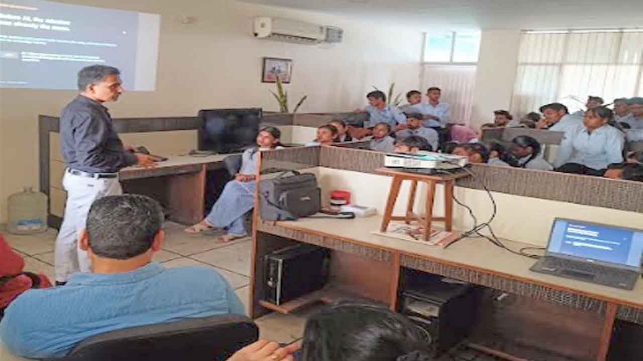 IEC University IT Industrial Visit: मोहाली की IT कंपनी पहुंचे छात्र, AI और साइबर सिक्योरिटी का जाना सच