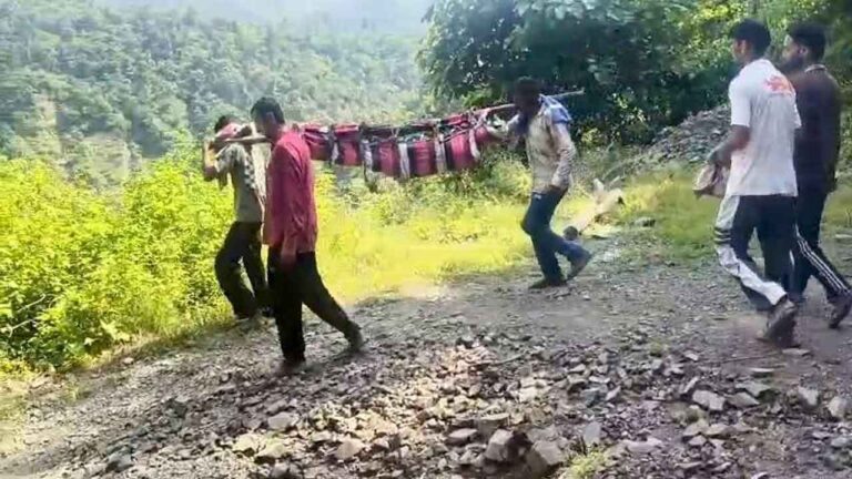 Sirmour News: सिरमौर में 80 वर्षीय बुजुर्ग महिला का शव डंडे से बांध 6 किलोमीटर ढोया, बंद सड़क ने खोली सिस्टम की पोल.!